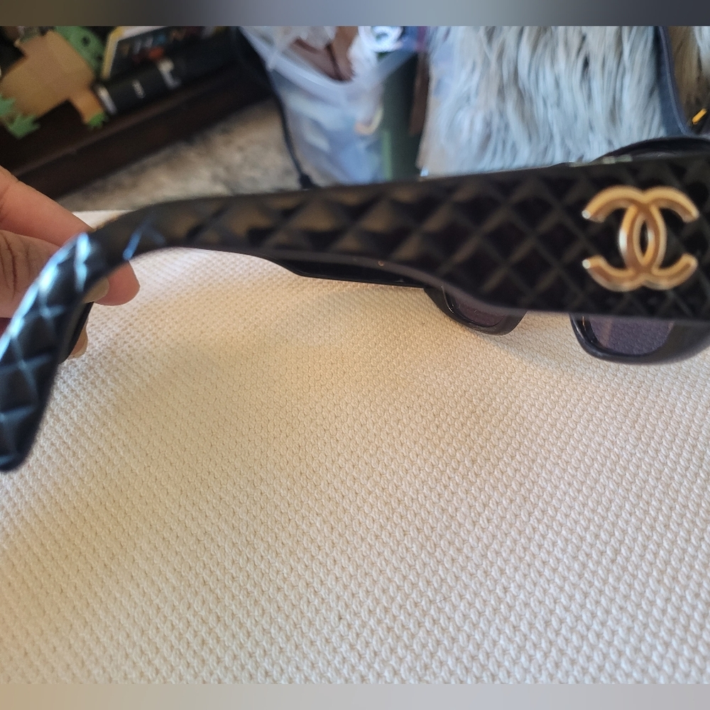 CHANEL Black Sunglasses with Gold Logo - Picture 7 of 9